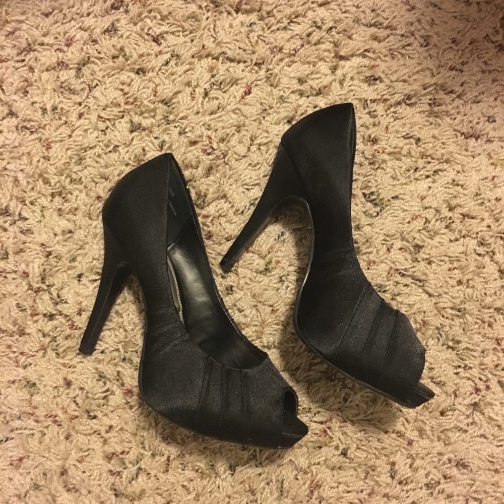 BEAUTIFUL black peep toe heels size 7.5